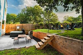 City Oasis With Hot Tub Group-friendly