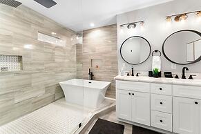 City Oasis With Hot Tub Group-friendly