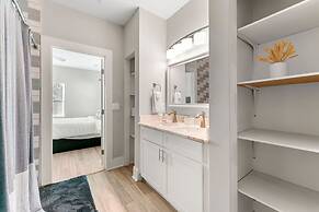 City Oasis With Hot Tub Group-friendly