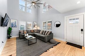 City Oasis With Hot Tub Group-friendly