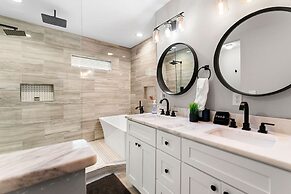 City Oasis With Hot Tub Group-friendly