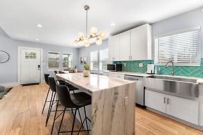 City Oasis With Hot Tub Group-friendly