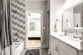 City Oasis With Hot Tub Group-friendly