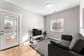 City Oasis With Hot Tub Group-friendly