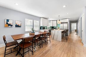 City Oasis With Hot Tub Group-friendly