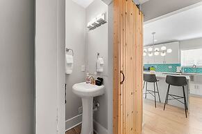 City Oasis With Hot Tub Group-friendly