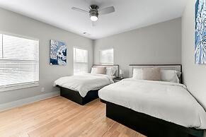 City Oasis With Hot Tub Group-friendly