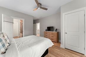 City Oasis With Hot Tub Group-friendly