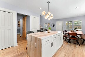 City Oasis With Hot Tub Group-friendly