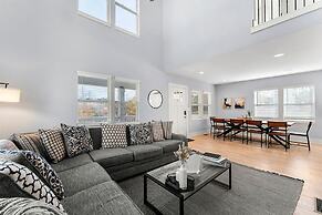 City Oasis With Hot Tub Group-friendly