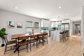 City Oasis With Hot Tub Group-friendly