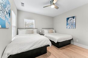 City Oasis With Hot Tub Group-friendly