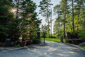 Private Resort - Lake Lanier Paradise