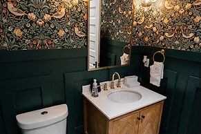 Beautiful Home Located In Historic Norcross