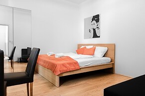 Relaxing 2BR shared Apt. U3 Enkplatz