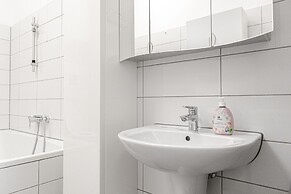 Relaxing 2BR shared Apt. U3 Enkplatz