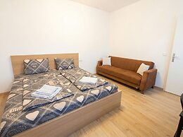 Close to City Center - Affordable Private Rooms with TV