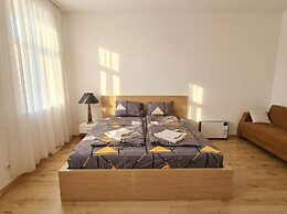 Close to City Center - Affordable Private Rooms with TV