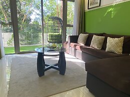 Elegant 1BR Apt with Pool