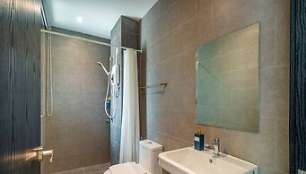 Neu Suites Residence, Embassy Row