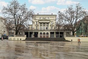 Old Market Square Studio by Renters