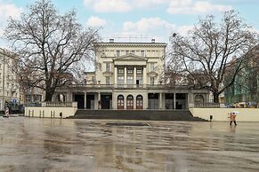 Old Market Square Studio by Renters