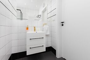 Green Apartment in Gdansk by Renters