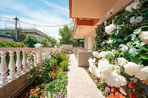 Milonas House Apartments