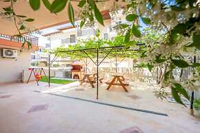 Milonas House Apartments