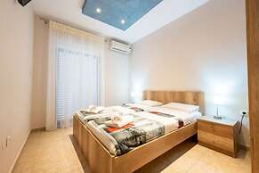 Milonas House Apartments