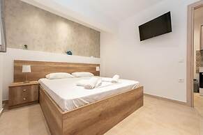 Milonas House Apartments