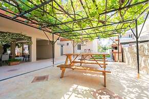 Milonas House Apartments