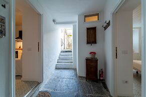 Loving Loppia by Wonderful Italy - Glicine