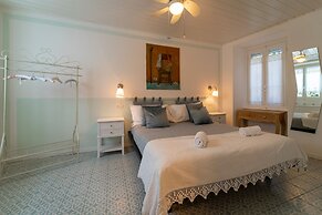 Loving Loppia by Wonderful Italy - Glicine