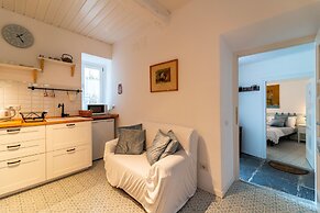 Loving Loppia by Wonderful Italy - Glicine