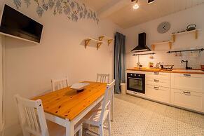 Loving Loppia by Wonderful Italy - Glicine