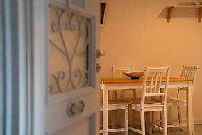 Loving Loppia by Wonderful Italy - Glicine