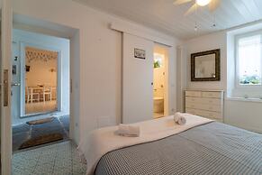 Loving Loppia by Wonderful Italy - Glicine