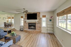 Private Pool & Lake Views: Family Home in Oxford