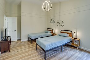 Private Pool & Lake Views: Family Home in Oxford