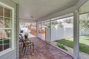 Private Pool & Lake Views: Family Home in Oxford