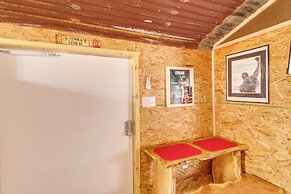 Higden Studio w/ Private Deck < 1 Mi to Lake!