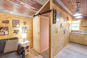 Higden Studio w/ Private Deck < 1 Mi to Lake!