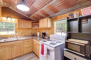 Higden Studio w/ Private Deck < 1 Mi to Lake!