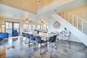 Deck + Kayaks: Grand Lake of the Cherokees Home