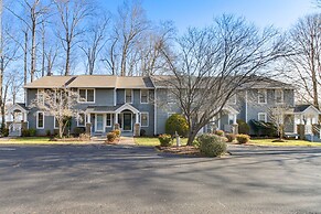 Lakefront Moneta Home w/ Community Boat Dock!