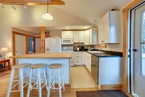 Lakefront Bradford Cottage w/ Dock, Near Skiing!