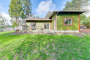 Charming Grants Pass Cottage w/ Patio & Gas Grill!