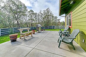 Charming Grants Pass Cottage w/ Patio & Gas Grill!