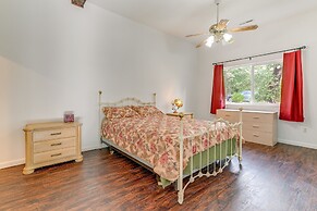 Charming Grants Pass Cottage w/ Patio & Gas Grill!